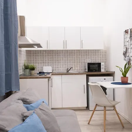 Alice For 6 Guest In Blaha Lujza Square Apartamento Budapeste